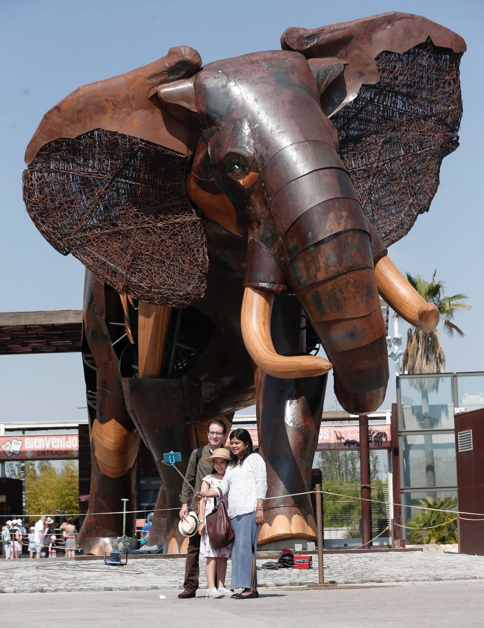 La Escultura De Un Elefante De 11 Metros De Altura Recibe A Los