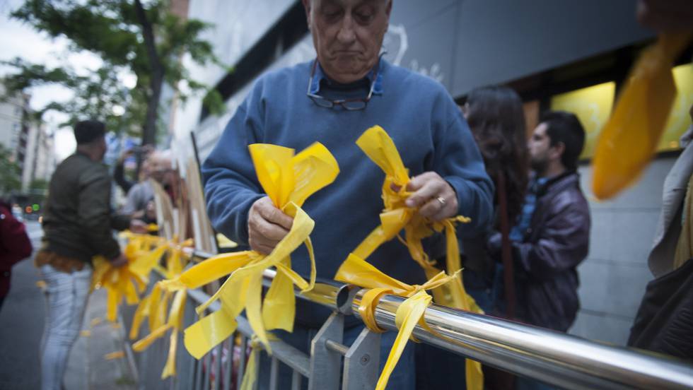 Cataluna La Fiscal General No Ve Delito En Poner O Quitar Lazos Amarillos Cataluna El Pais