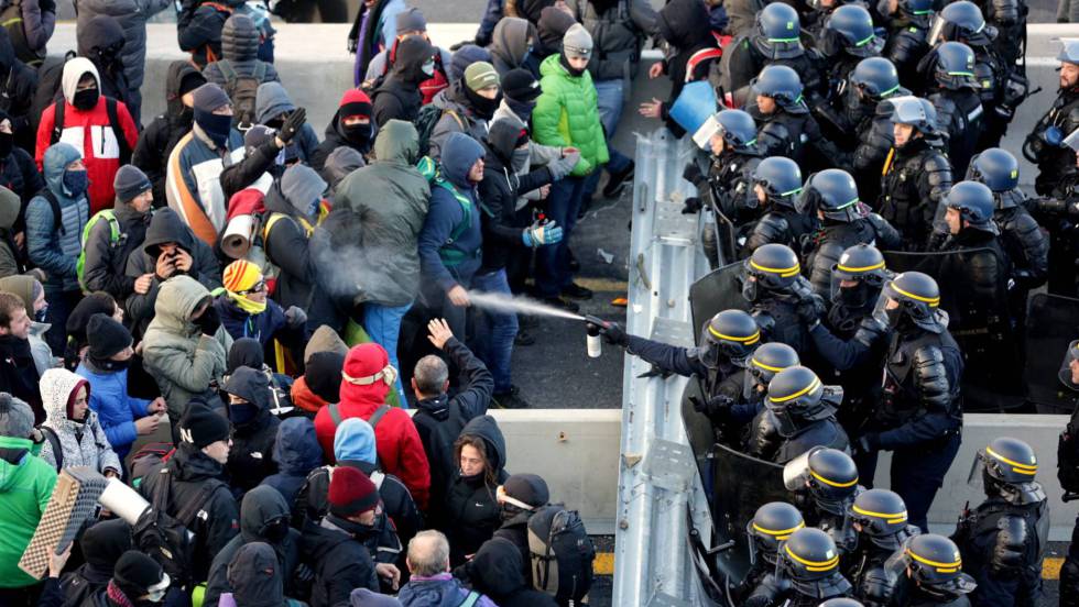 Detenidos En El Desalojo Del Corte Del Paso Fronterizo De La Ap 7 En Francia Cataluna El Pais