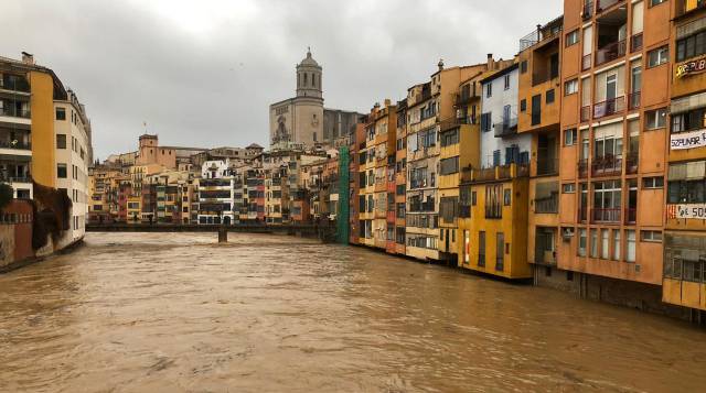 El temporal 'Gloria' engulle el litoral catalán