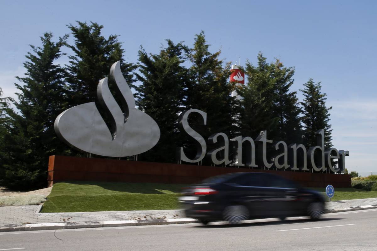 Santander amenaza con no pagar el alquiler a los Reuben si se quedan la ciudad financiera