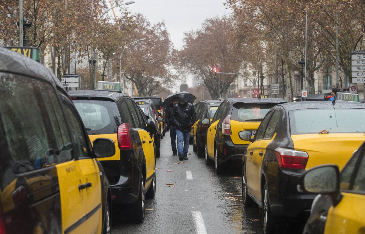 Los taxistas madrileños exigen al Gobierno que la precontratación de los VTC sea por ley y a nivel nacional