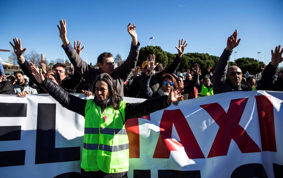 Madrid ofrece al taxi prohibir contratar los VTC a los clientes que estén a menos de 300 metros