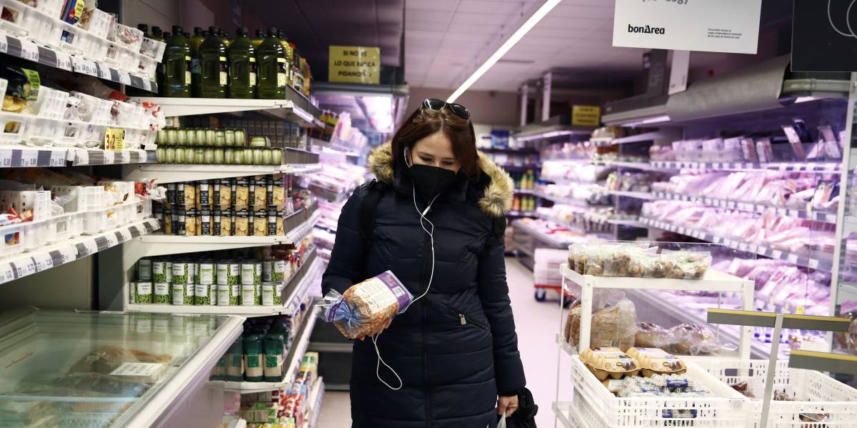 La subida de precios de los alimentos llega al lineal y vuelve a tensionar la cadena