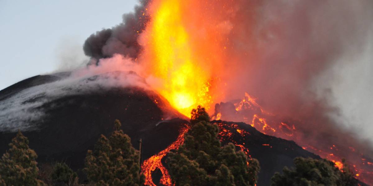 La ceniza del volcán amenaza el tráfico aéreo en La Gomera, Hierro y Tenerife