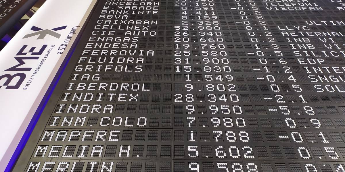 El Ibex, al filo de los 8.700 puntos pese al tirón de la banca