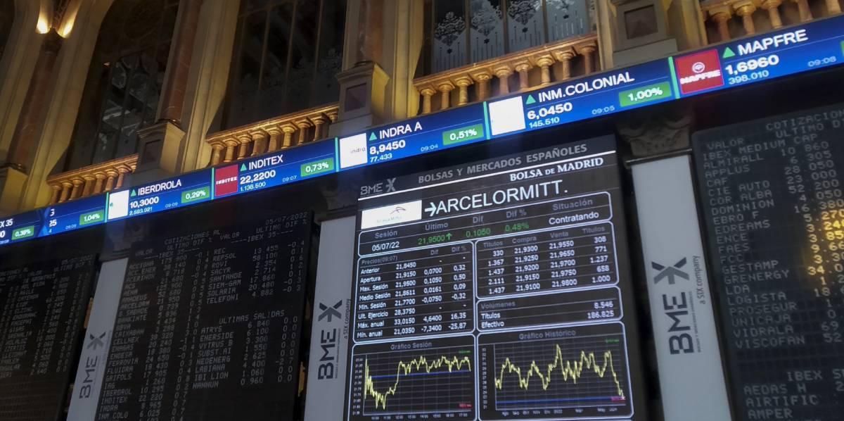 El Ibex retrocede un 0,9% y se aferra a los 8.100 puntos