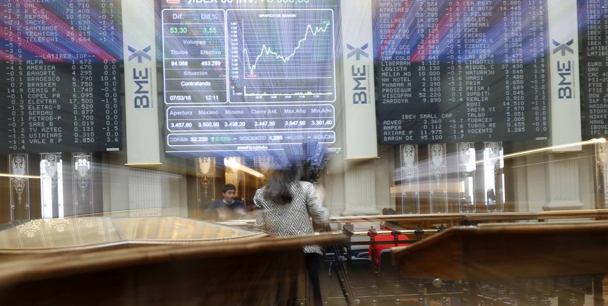 El Ibex prolonga el rally y supera los 8.600 puntos, máximos de junio