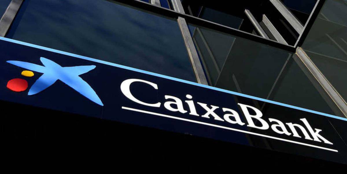 Caixabank gana 3.145 millones en 2022, un 39,8% menos por el efecto de la fusión, y pagará el 55% en dividendos