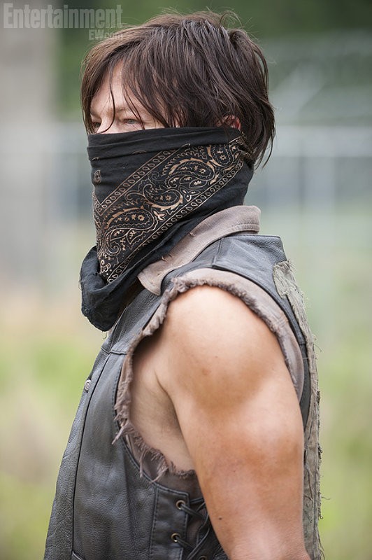 The-walking-dead-season-4-daryl-puts-the-mask-on