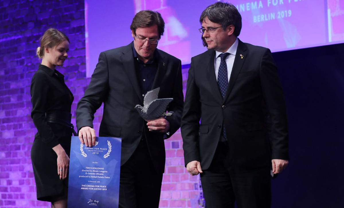 El equipo de 'Dos Cataluñas' devuelve un premio tras recibirlo de manos de Puigdemont