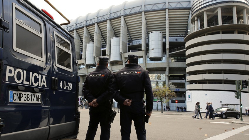 Dos policías divisan el Santiago Bernabéu.