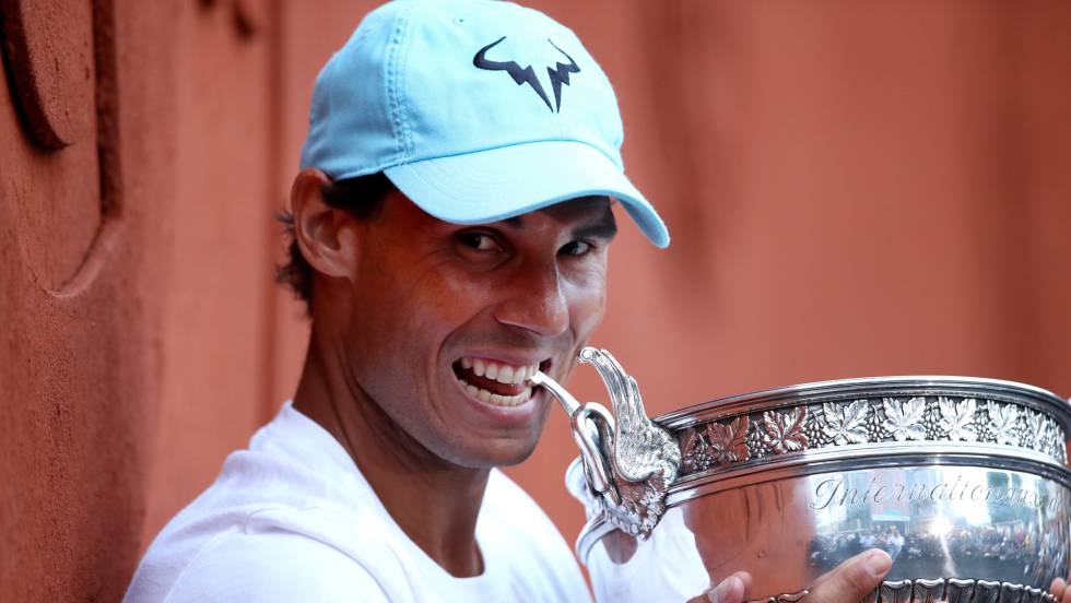 Resultado de imagen de Nadal posa con la Copa de Mosqueteros de Roland Garros, el pasado domingo en ParÃ­s. En vÃ­deo, declaraciones de Rafael Nadal tras la final de Roland Garros.