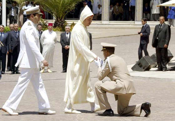 El rey Mohamed VI presidiendo, en compañía de su hermano, la Fiesta del Trono en Tánger (Marruecos).