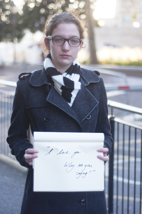 "Te quiero, ¿por qué lloras?", dice el cartel de esta superviviente de una violación. Es parte del proyecto Unbreakable, de Grace Brown.