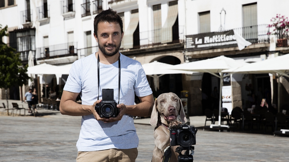 Amo y mascota, en una sesión fotográfica.