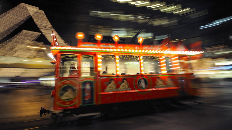 Las luces de Zúrich Más de 23.000 ledes iluminan hasta comienzos de enero el kilómetro y medio de tiendas de una de las avenidas comerciales más conocidas de Zúrich (Suiza): la Bahnhofstrasse. En Travelzoo ofertan habitación deluxe en el hotel Kameha Grand Zürich, de cinco estrellas, por 99 euros la noche para dos personas. www.travelzoo.com