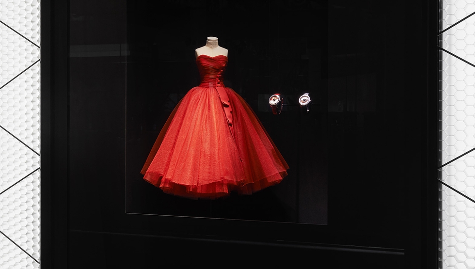 Recreación del vestido Zaire (temporada otoño-invierno de 1954) de Dior que ha inspirado algunos de sus nuevos relojes.