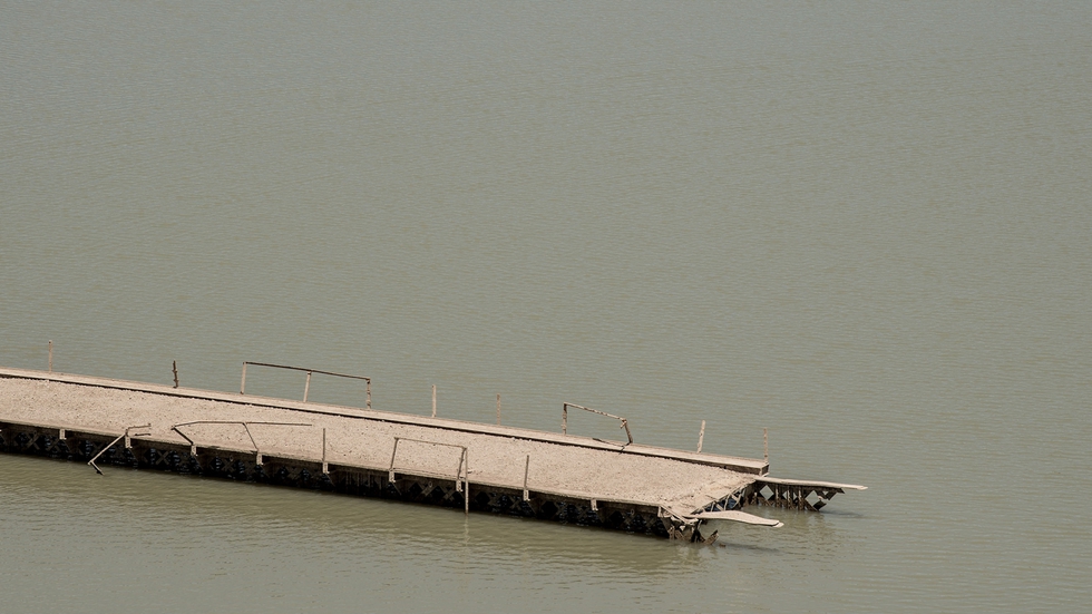 Un puente, que estaba sumergido bajo las aguas del embalse de Entrepeñas (Guadalajara), ha aflorado a la superficie ante la falta de agua.