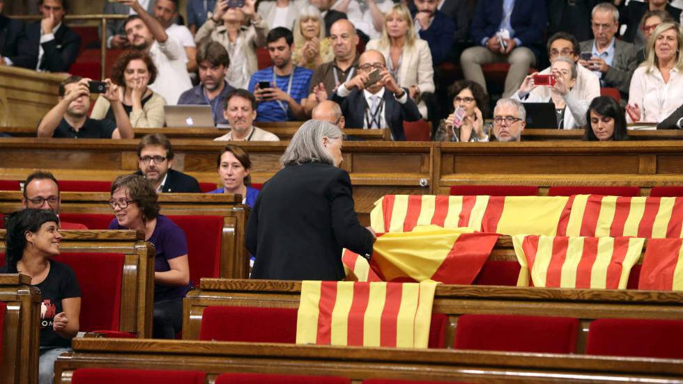 Resultado de imagen de retira bandera en parlament