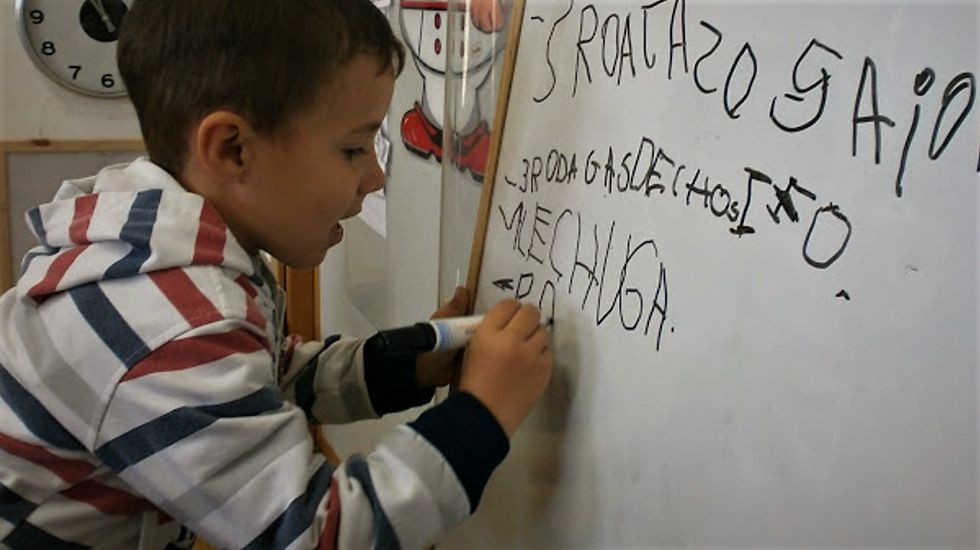Alumno de 4 años elaborando la lista de la compra en gran grupo | CARMEN CAÑABATE