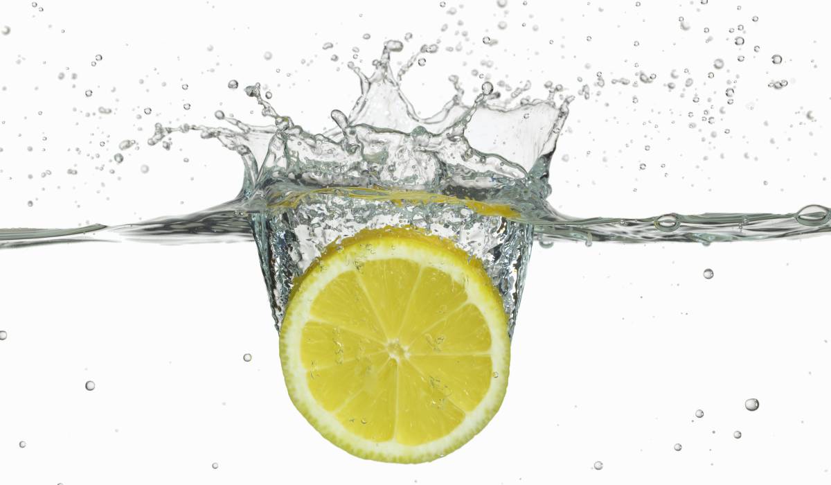 Agua con limón por la mañana: beneficios reales y mitos