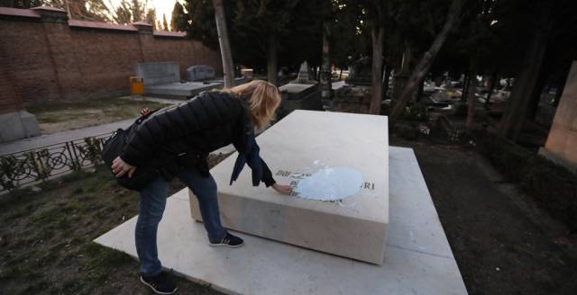 Vandals desecrate graves of Spanish Republican heroine and Socialist Party founder