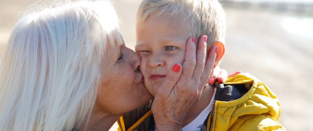 Por qué no debes obligar a tu hijo a dar besos