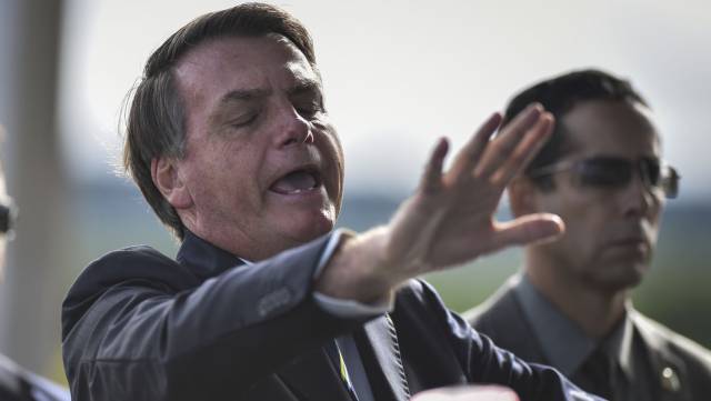 Afastado até de Trump, Bolsonaro lidera negacionismo do coronavírus