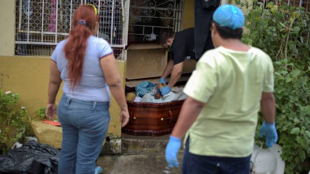 Covid-19 preocupa Equador com acúmulo de corpos em casas
