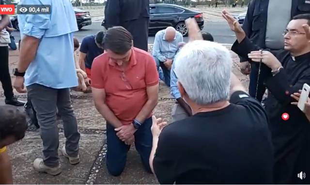 Bolsonaro participa de roda de oração e volta a expor conflitos com membros do Governo