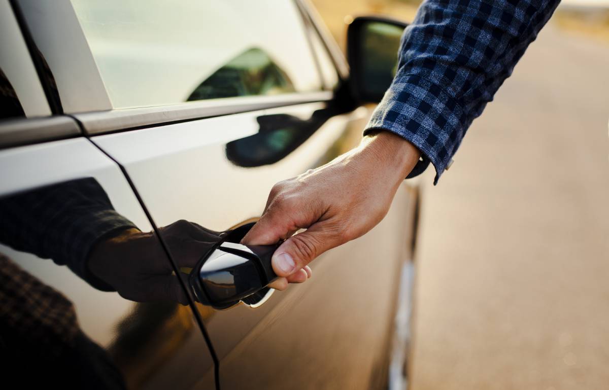 Ni multas, ni sustos de última hora: todo lo que necesitas llevar en el coche antes de ponerte al volante