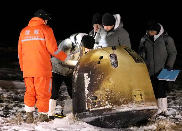 La sonda china 'Chang'e 5' trae a la Tierra las primeras rocas lunares en 44 años