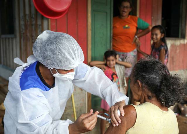 La vacuna de Oxford y AstraZeneca reduce la transmisión del coronavirus, según su último estudio