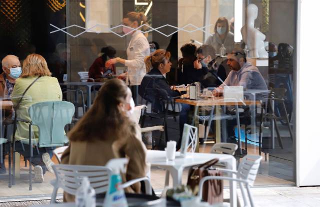 No es el sitio, es lo que ocurre dentro: por qué los bares y los restaurantes suponen riesgo de contagio