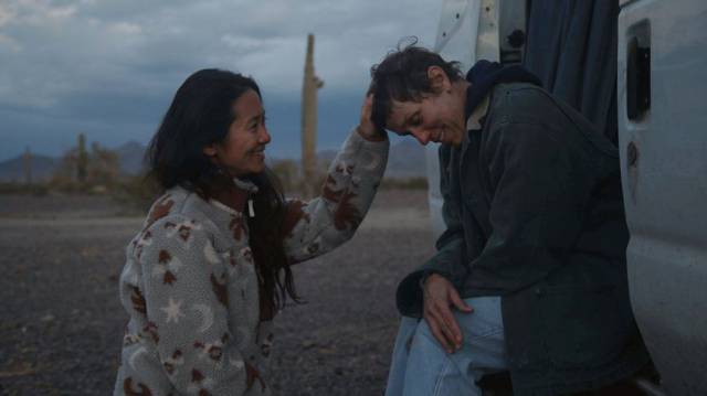 Chloé Zhao acaricia la gloria de los Oscar