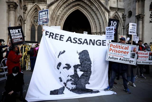 Assange sigue en prisión