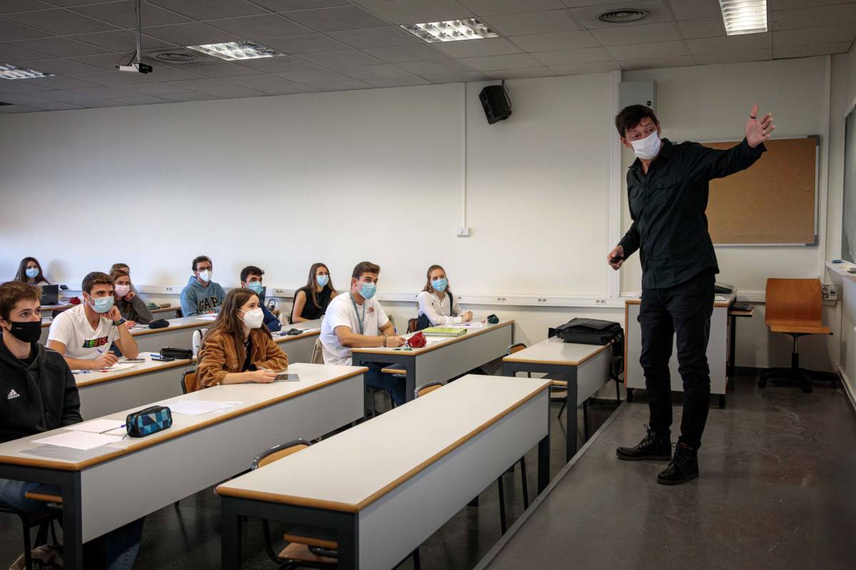 Así son los 'riders' de la educación, profesores precarios en condiciones laborales abusivas