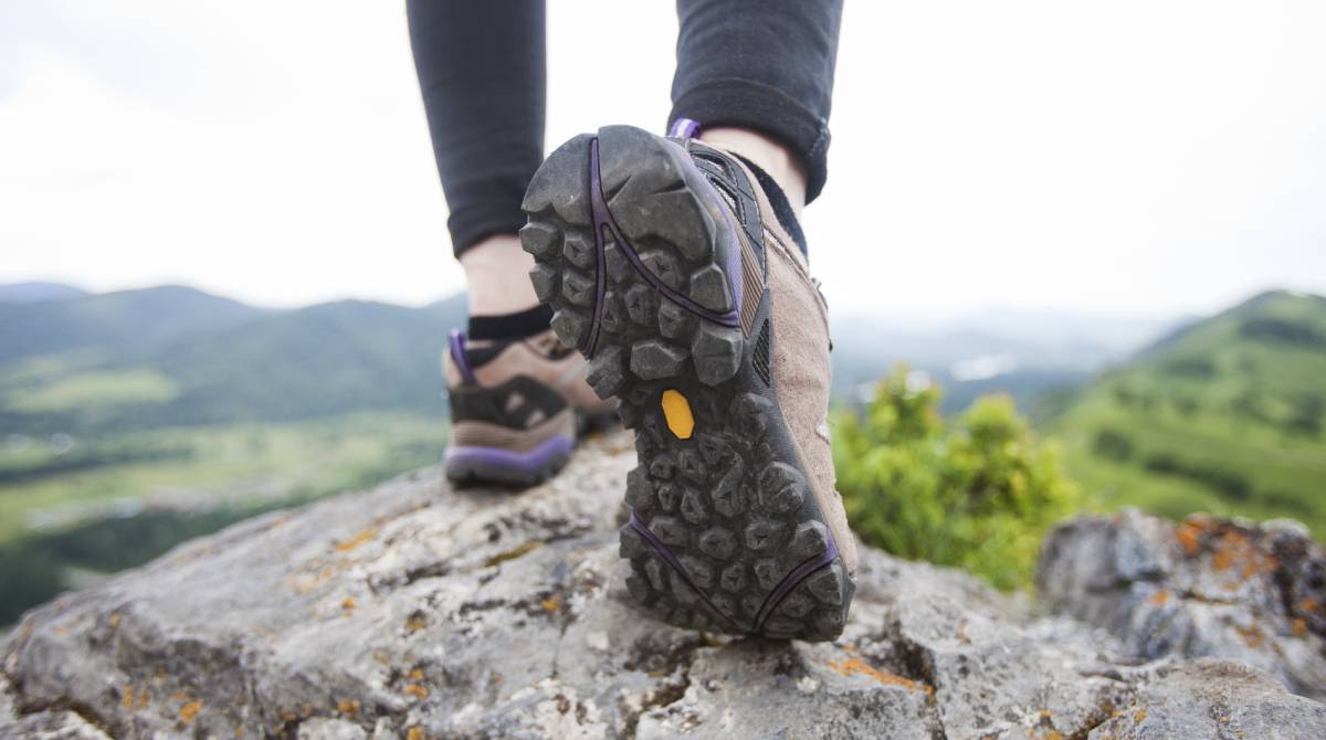 Baratas e impermeables: las zapatillas de 'trekking' para él y ella con las que salir de excursión a la montaña