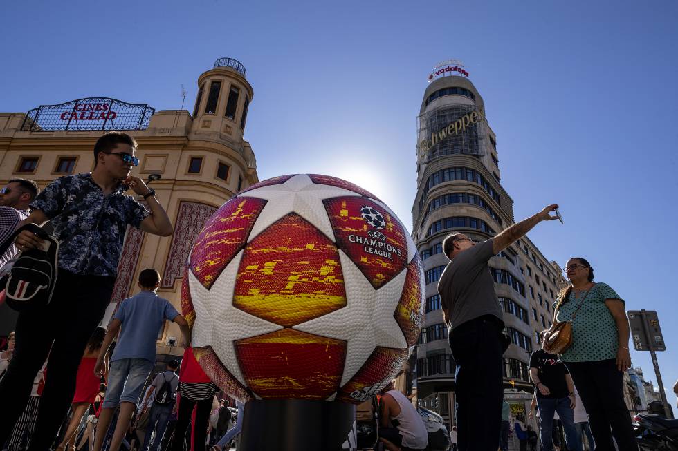 Un balón gigante de la Champions League instalado en la Plaza de Callao (Madrid).