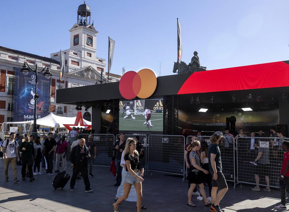Escenario de Mastercard en la puerta del Sol.