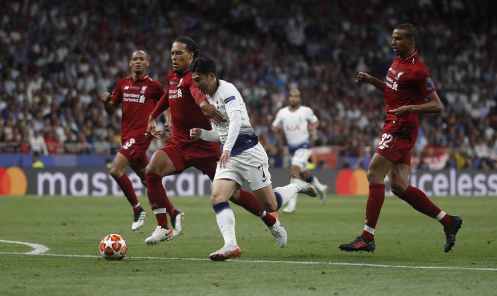 El central del Liverpool Van Dijk se anticipa al delantero del Tottenham Son Heung-min durante la final de la Champions.