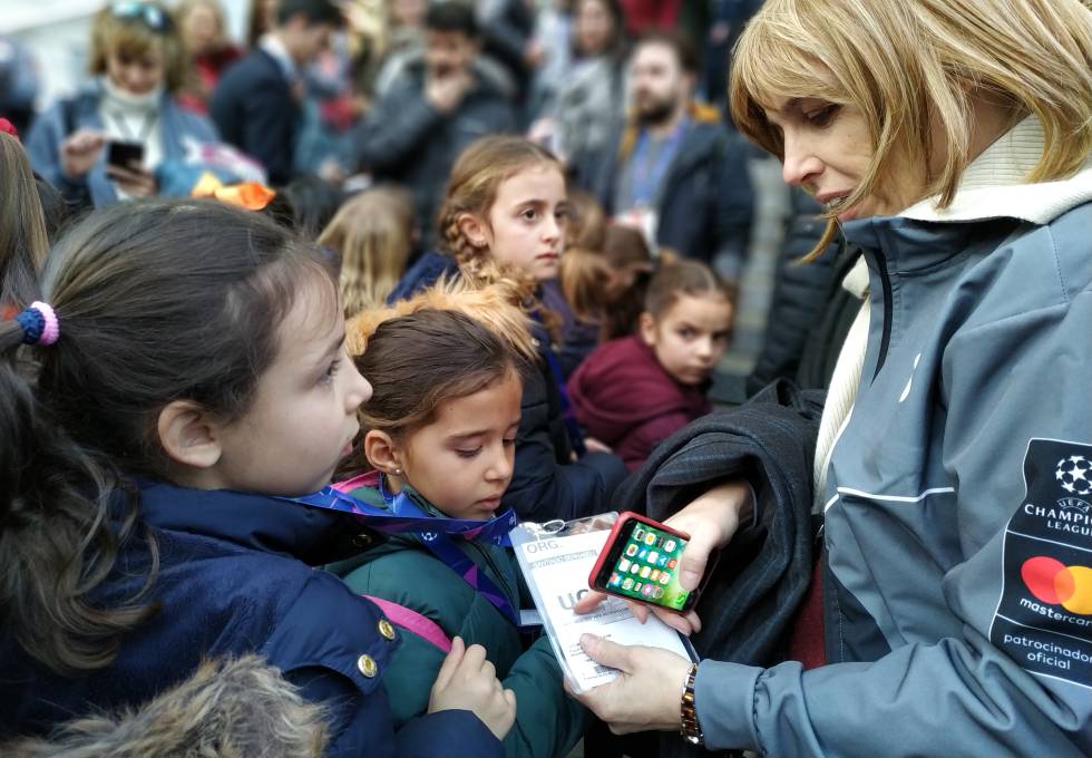 Olga Bru, con varias de las niñas a la entrada del estadio minutos antes de despedirse.