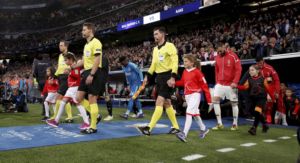 Las niñas saltan al campo en el encuentro entre el Real Madrid y el Ajax de Ámsterdam del pasado martes.