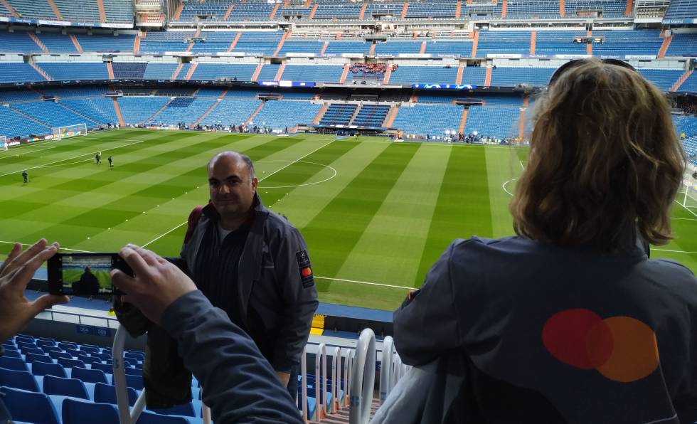 Varios padres haciéndose fotos con el estadio todavía vacío, mientras sus hijas se preparaban ya en los vestuarios.