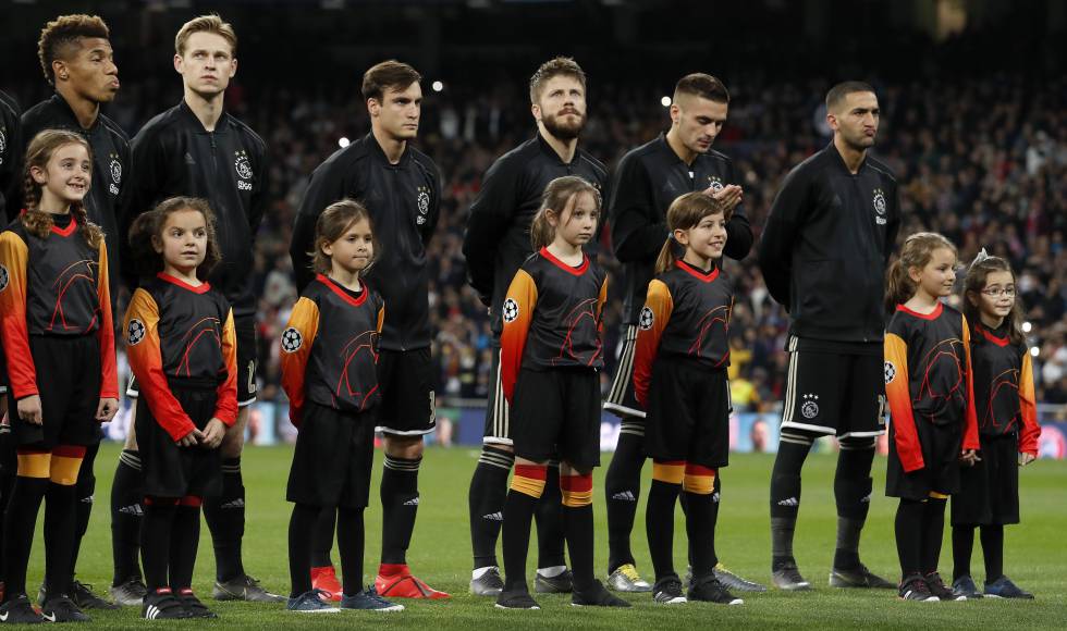 Las niñas en compañía de los jugadores del Ajax de Ámsterdam.