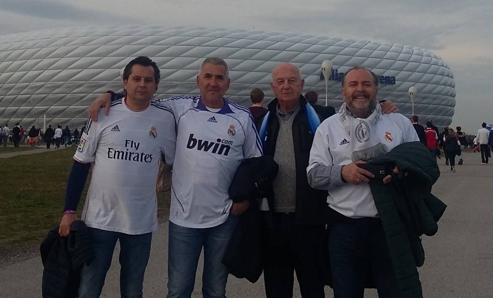 De izquierda a derecha, Fernando Maldonado, el autor del texto, Juan Cano y Juan Carlos Cabezas frente al Allianz Arena de Múnich, estadio donde en 2017 el Real Madrid disputó ante el Bayern la ida de los cuartos de final de la Champions League.