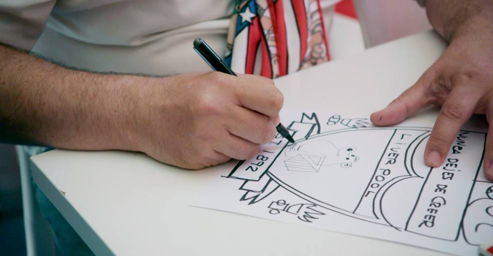 Rediseño del escudo del Liverpool para incluir motivos en referencia del Atlético de Madrid por parte de un peñista de la 17 de Mayo.