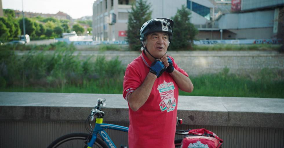 Pepe Monzón con la camiseta del Liverpool y su bicicleta en las proximidades del Calderón, tras su promesa de pedalear hasta Liverpool si superaban al FC Barcelona en las seminifinales.