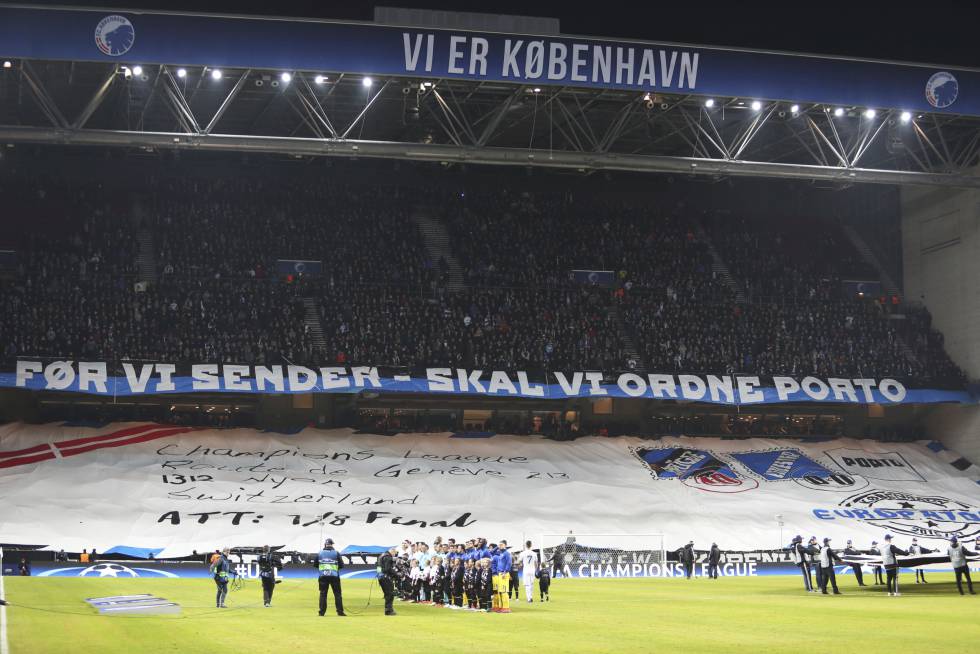 Un 'sobre' formado por la afición del Copenhague antes del partido de fase de grupos ante el Oporto en 2016 en el Telia Parken.